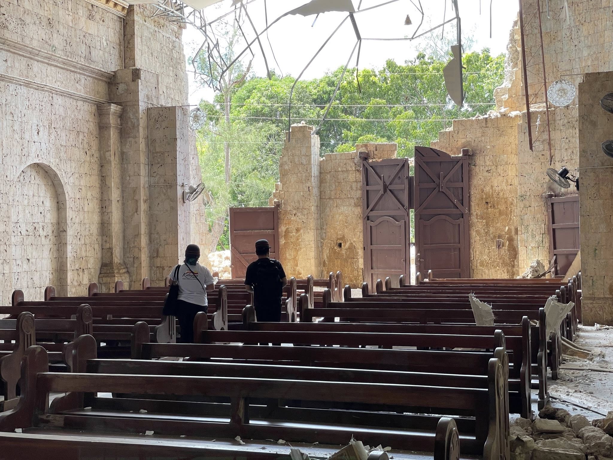 聖羅莎德利馬大教堂地震後內部景況。（翻攝自FB@Archdiocesan Shrine of Santa Rosa de Lima）